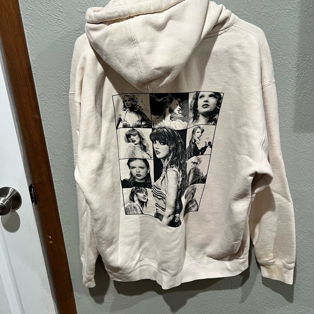 Taylor Swift Cream Pullover Hoodie with Logo The Eras Tour Size L - Picture 3 of 4